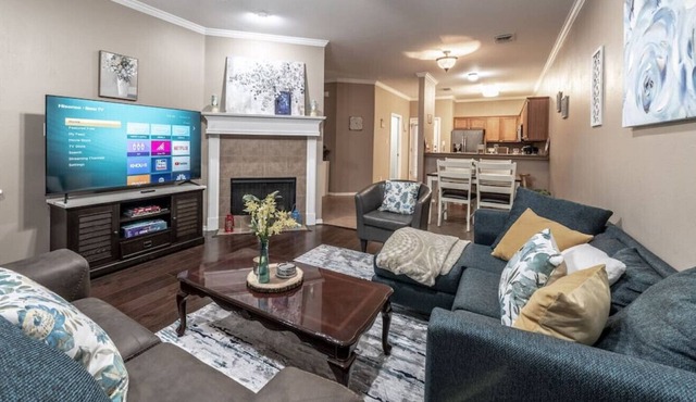 Main St. Matador 3BR/3BA Close to Tech
