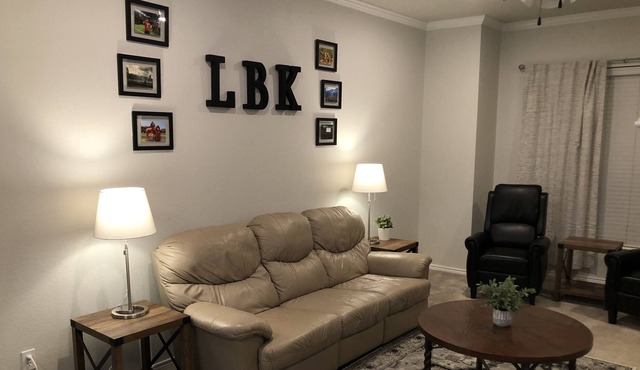 Main Street Abode - 3BR/3.5BA - sleeps 10