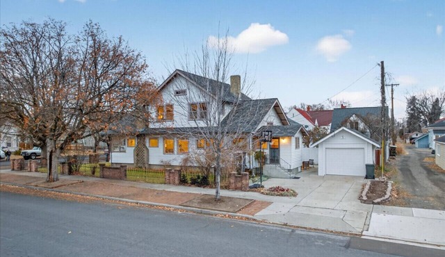 Maples off Main, Cozy! 4 Brdm, 2 Bath Home with Firepit!