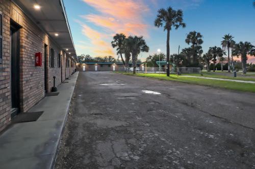 Mathis Motor Inn and RV Park