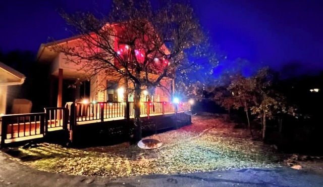Medicine Park Mountain Top Cabin-Hot Tub-sleep 11