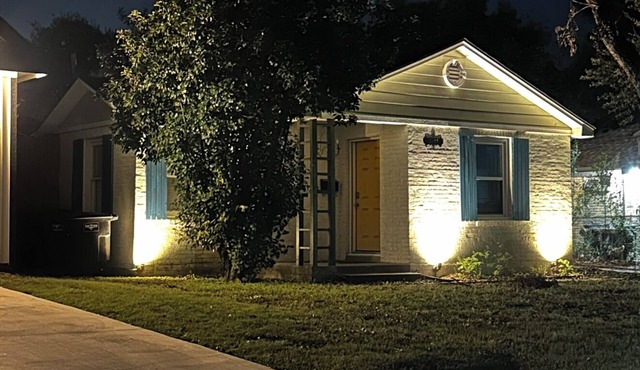 Meet Bee Agape: Kitschy Cottage, Wow-y yard! ~1 mile to TCU; 25 mins to Cowboys!