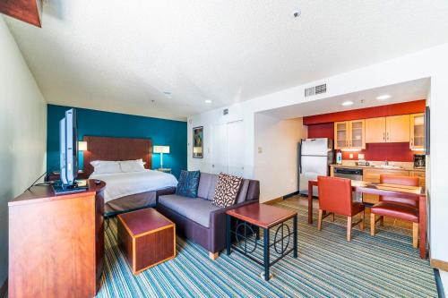 Metro Phoenix Extended Stay - Queen Studio in Phoenix