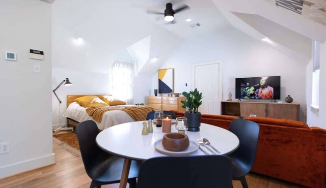 mid-century 70s retro studio, walk to restaurants