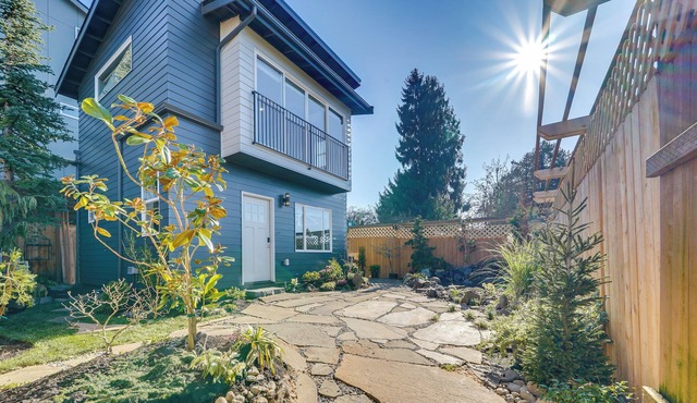 ‘Mini Pearl’ Sleek Seattle Gem 3 Mi to Lumen Field