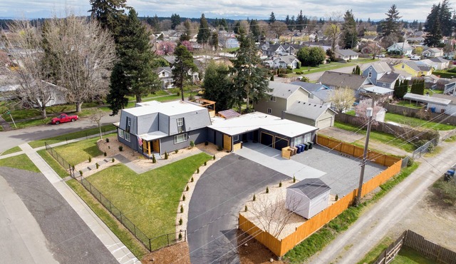 Modern 8 BR duplex in Tacoma! - Both sides included