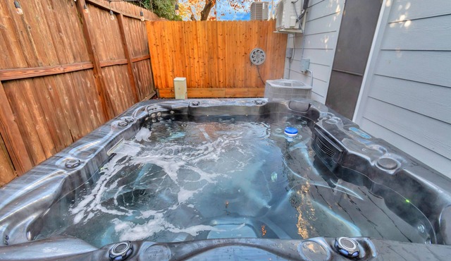 Modern Accessible Houston Gem Jacuzzi & Air Hockey 6Beds