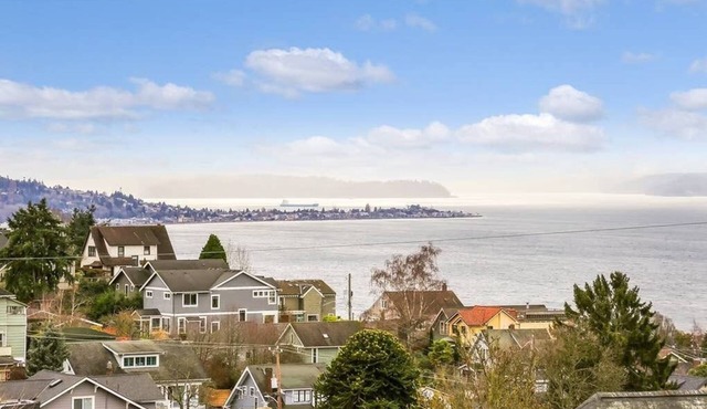 Modern, airy and bright, this private apartment sits on the top of Queen Anne hill.