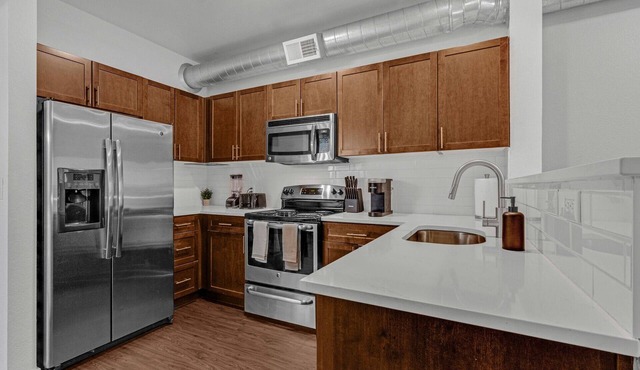 Modern Apartment with Amenities 102