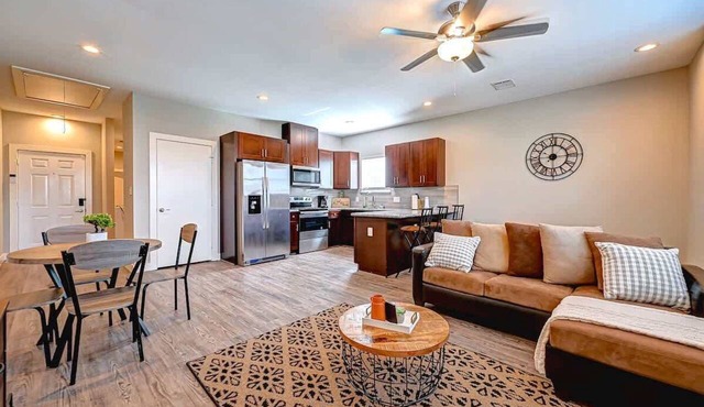 Modern Cozy 2BR Near Downtown Houston + Parking