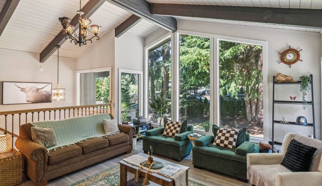 Modern Forest Escape, Near Lake Stevens & Hikes in Lake Stevens