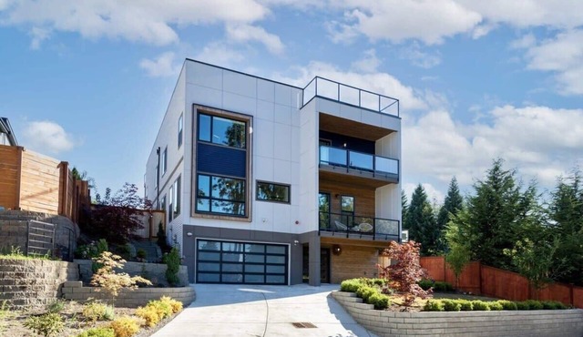 Modern Fortress w with 4 Decks, AC in all rooms, Gym
