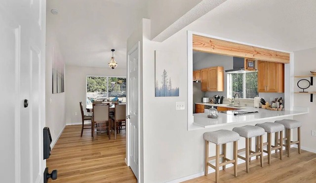 Modern Home Close to JBLM and Ammentities, 3/4 acre- Dog friendly