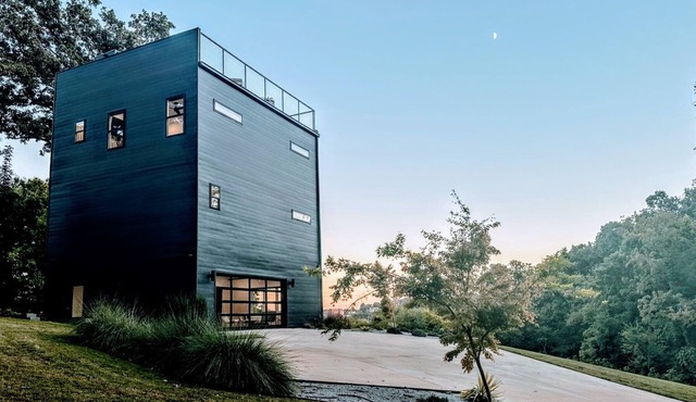 Modern Home | Fire Pit | River View