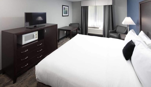 Modern King Unit Ideal for Work Related Travel! Parking, Wi-Fi,Breakfast