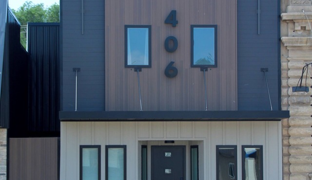 Modern & luxurious 2-bedroom apartment with WiFi, AC on Main Street in Platte.