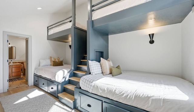 Modern Mountain-Chic Condo-Ski, Golf, Bike, Hike!