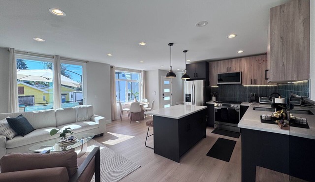 Modern Oasis! Family-friendly! Parking