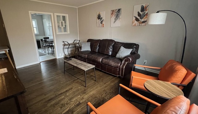 Modern, Pet-Friendly Home minutes from downtown Shawnee