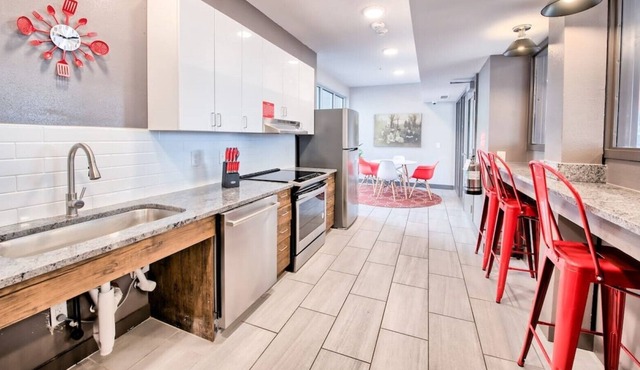 ⭐Modern Tiny Studio 🌃 Laundry Room⏺️Parking🚗Fitness Gym💪| Extended Stay Ready