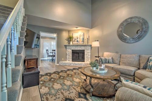 Modern Townhome w/Fireplace: Near Stoll Park