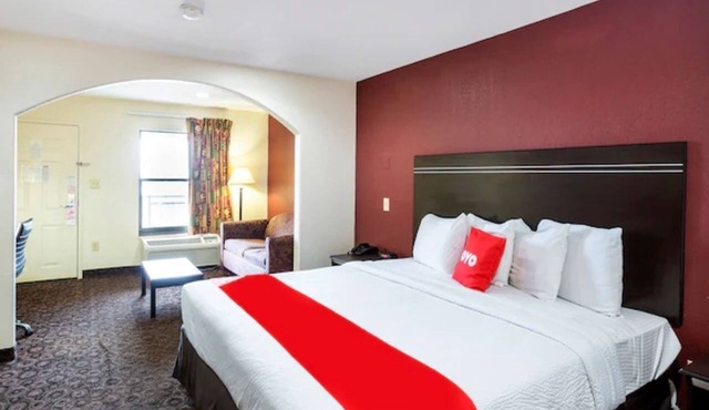 Modern King Room Near LSU | Quiet, Convenient Stay Close to Popular Dining Spots