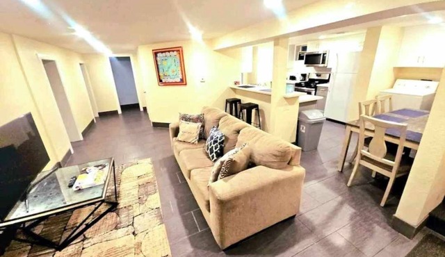 Monopoly Themed 4br Downtown Apartment w/4 Queen Beds