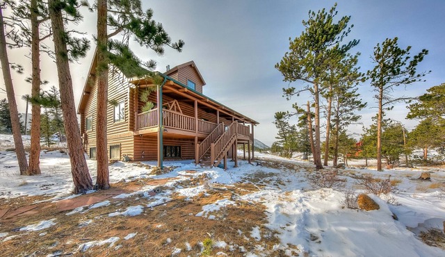 Moose Mountain Lodge, Secluded Log Home w/Beautiful Mountain Views