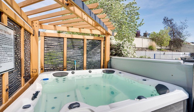 Moses Lake Vacation Rental w/Hot Tub & Game Room
