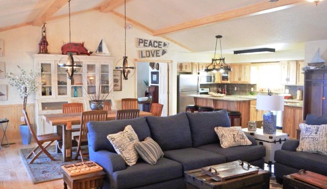 Mountain Harbor three bedroom cabin on the lake