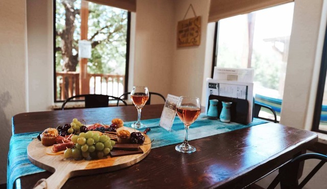Mountain View, Hot tub, 1 private & 1 loft bedroom