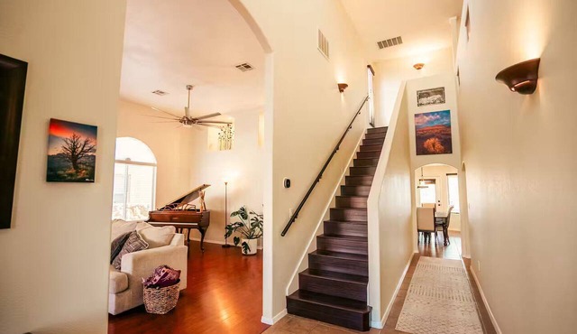 Mountain-view retreat near White Sands w/coffee lover’s bar. Fast WiFi!