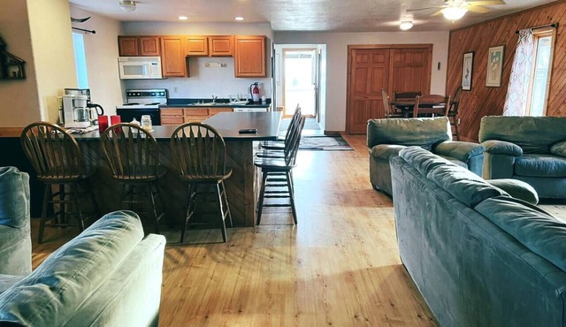 Multipurpose Hunting Lodge + 400 Acres + Sleeps 11
