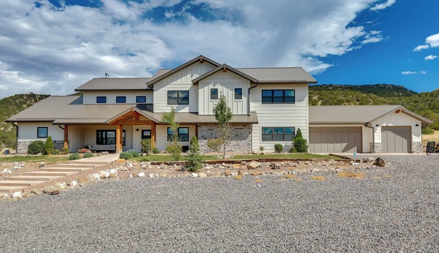 Nat'l Forest Access & Mtn Views: Family Eagar Home