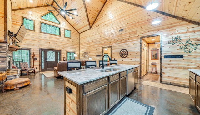Near Choctaw Casino: Broken Bow Cabin w/Hot Tub!