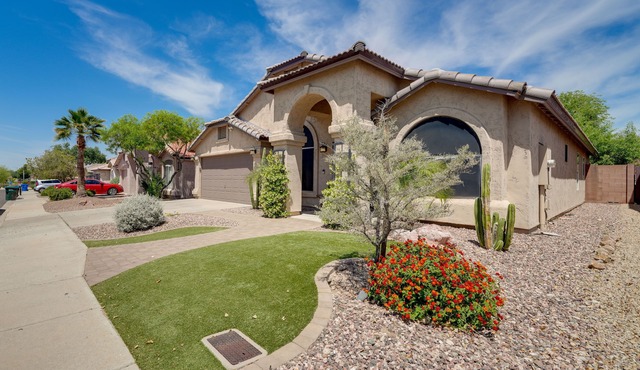 Near Golf & Hikes! Poolside Retreat in Phoenix in Phoenix