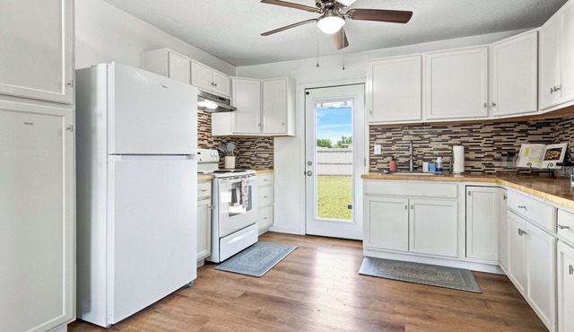 Near HSU, ACU & Hendrick ~ Clean ~ Charming Cottage ~ New Discounts ~ Pets