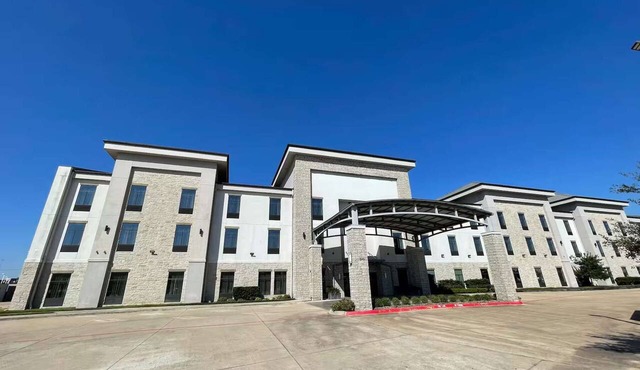Near Katy Mills | Free Breakfast. Pool. Bar + Gym