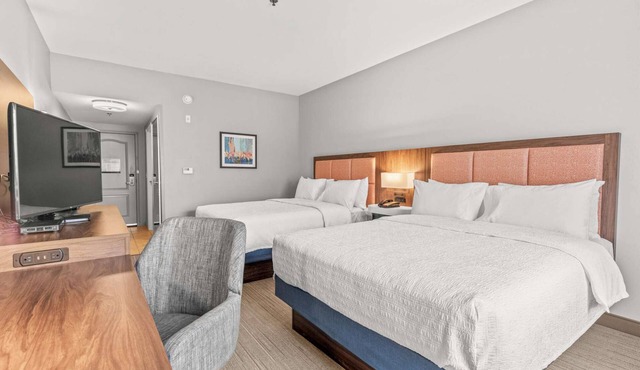Near Riverdale Golf | Pool + Free Breakfast