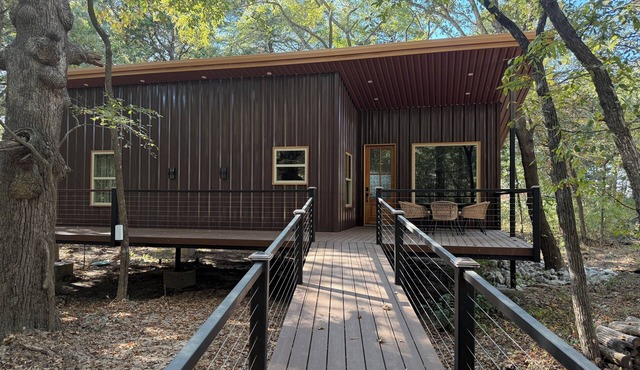 Nestled between both Bonham Lake and The New Bois D Arc Cozy 2-bedroom cabin