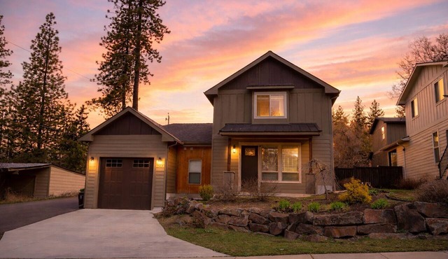 *NEW* 3 King beds, fenced yard, Firepit table