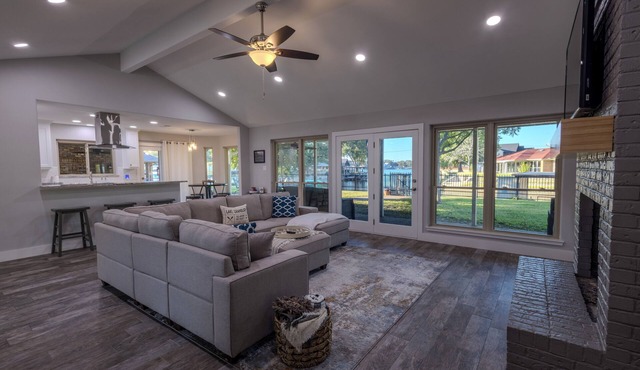 NEW beautiful, clean 3-bedroom lake house 5 minutes from Granbury Square