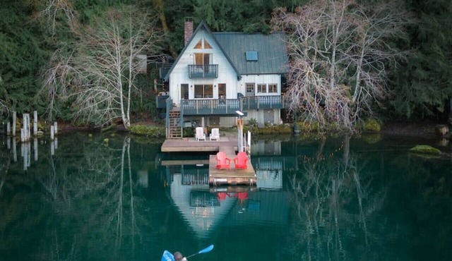 NEW-"Blue Haven" Iconic Lakefront 4 Season Retreat