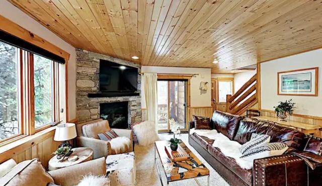 NEW! ENTIRE Cabin townhome-HOT TUB-FIREPLACE-AC-Garage-Walk to SKI LIFT