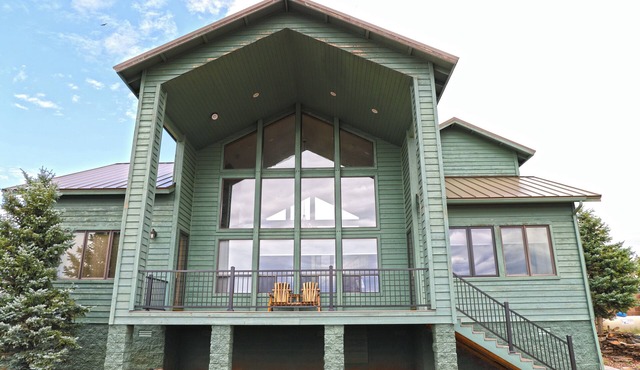 New Listing! Luxury cliff-side retreat. Isolated & Serene with EPIC views.