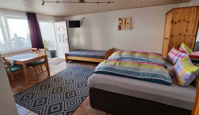 Non-smoking multi-bed room with shower and WC - Gästehaus Gravell in Rust