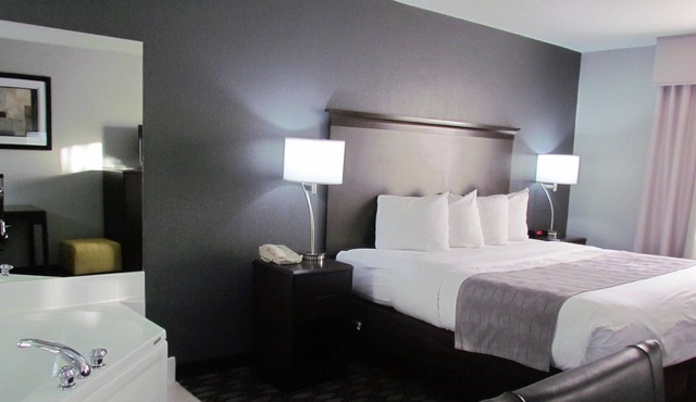 Oak Hill Inn & Suites