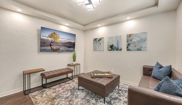 Oak's Beautiful Contemporary Suite #15