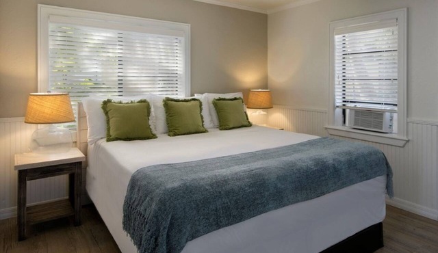 Ocean Front Studio w/Kitchenette, Pool, Free Parking & Pet Friendly in Islamorada