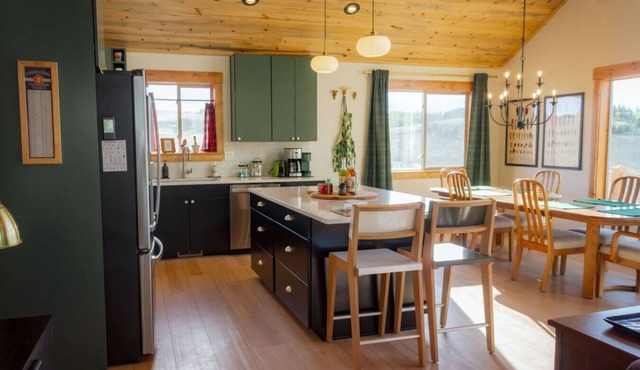 Off-Grid Mountain Cabin w/Deck & Divide Views